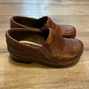 Women’s size 7, Brown decorative Naples Klogs. Non-slip.